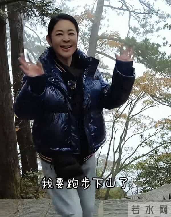 66岁倪萍回应整容传闻,曾卧床3年不动, 如今徒步上山令人羡慕