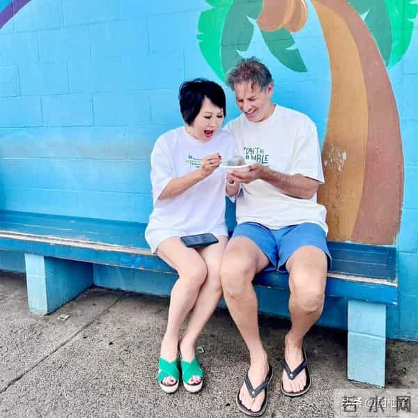79岁化妆品皇后靳羽西,只找男友不结婚,身价40亿喜欢亮色搭配