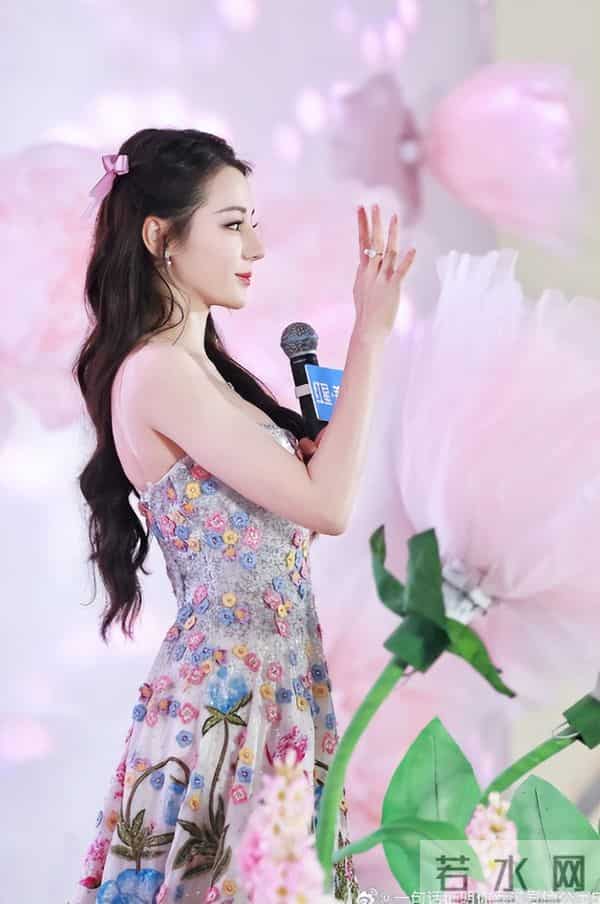 钱再多有什么用？33岁迪丽热巴的现状，给所有年轻女性提了个醒