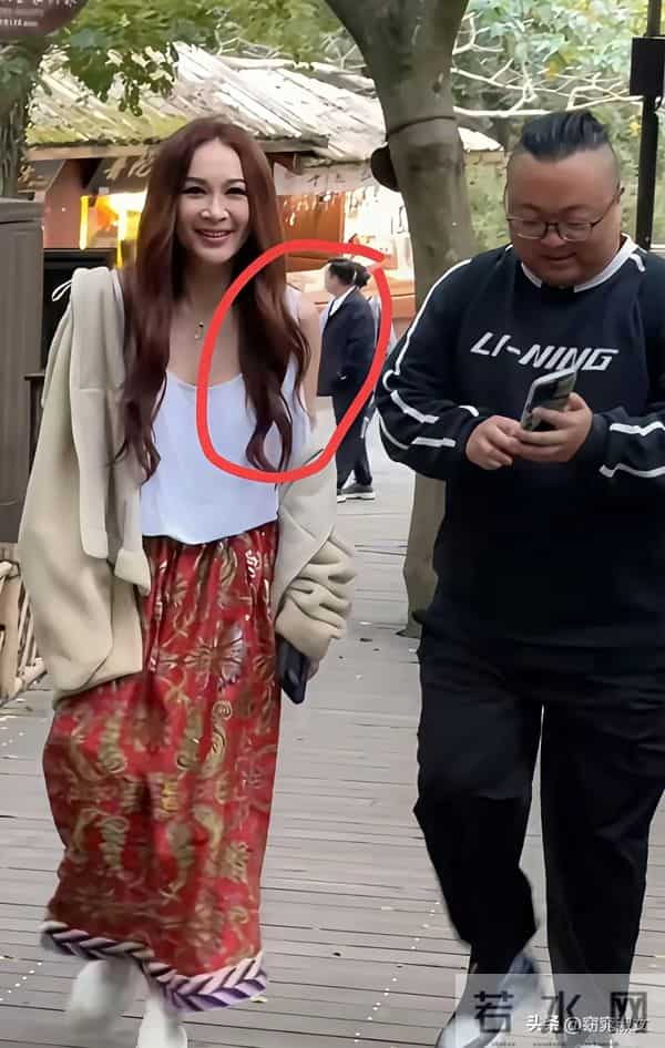 59岁温碧霞现身普陀山,医美脸又硬又僵,穿低胸吊带露半个胳膊