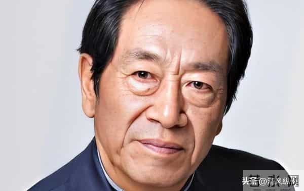 79岁王奎荣弯腰驼背, 小37岁娇妻罕见露脸, 一个动作暴露两人的感情