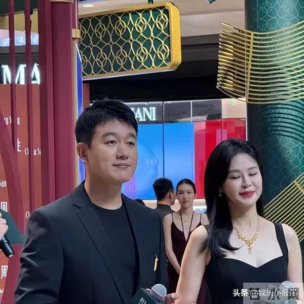 佟大为近况:生活低调,46岁头发稀疏显老气,老婆年轻很会保养