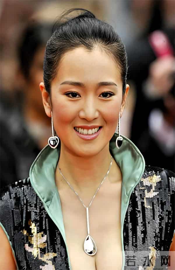 巩俐一头银发现身晚宴！从容老去拒绝修饰，真实状态最美！