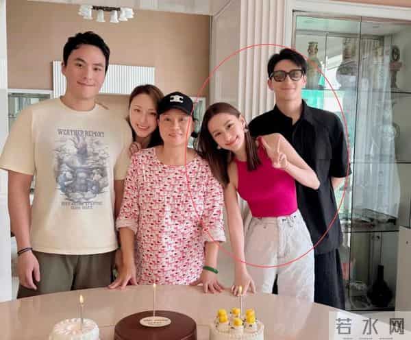 何超莲澳大利亚偶遇，穿紧身裤臀扁又塌，窦骁紧盯娇妻难掩好心情