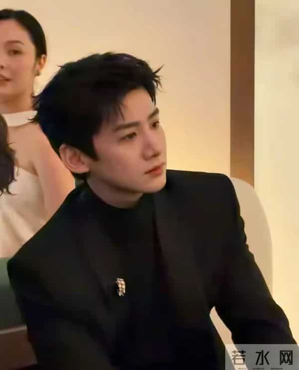 卡地亚晚宴,妖艳四射的巩俐和宋佳,败给了全“裹”出镜的郭晶晶