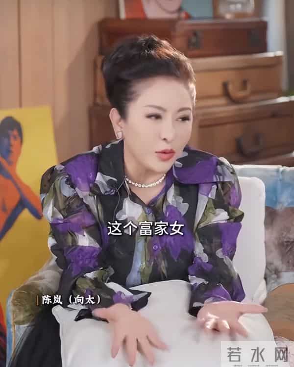 何超莲澳大利亚偶遇，穿紧身裤臀扁又塌，窦骁紧盯娇妻难掩好心情