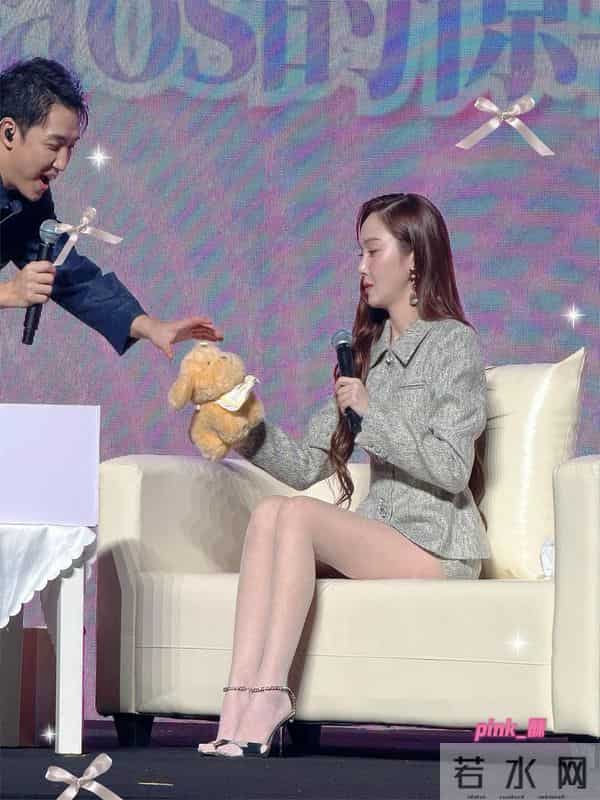 郑秀妍最新照大胆的肉色丝袜银色高跟鞋依旧宝刀不老