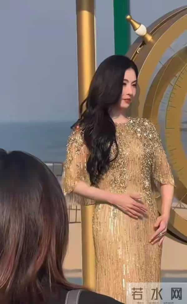 张柏芝现身河北无修图膀大腰圆，手背青筋暴露，果然路人手机真实