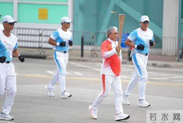 霍家三代体育情：79 岁霍震霆拓电竞新局，豪门担当引圈震撼