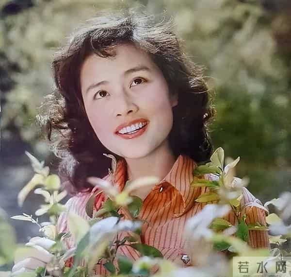 她一嫁演员祝延平,再嫁杜淳老爸杜志国,如今却与儿子相依为命