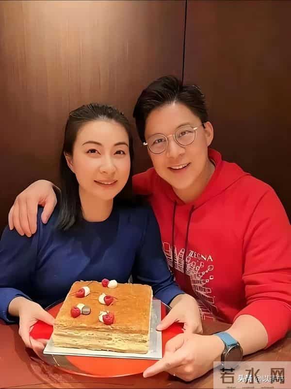 霍家人全运会为郭晶晶喝彩，霍启山与叔叔坐一起，为何不见霍启刚