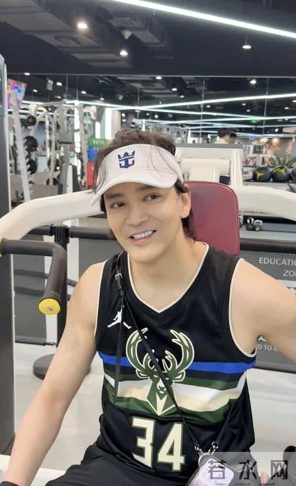 香港知名男星近况曝光！出席活动眼睛浮肿，面部僵硬被指整容过度