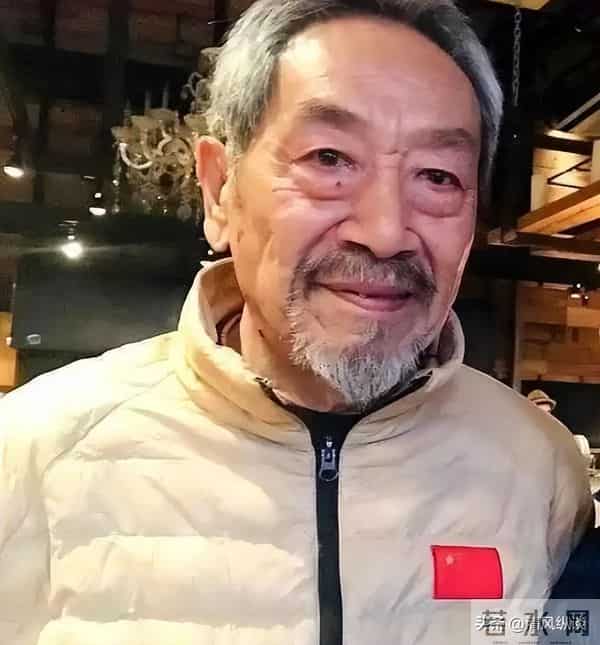 79岁王奎荣弯腰驼背, 小37岁娇妻罕见露脸, 一个动作暴露两人的感情