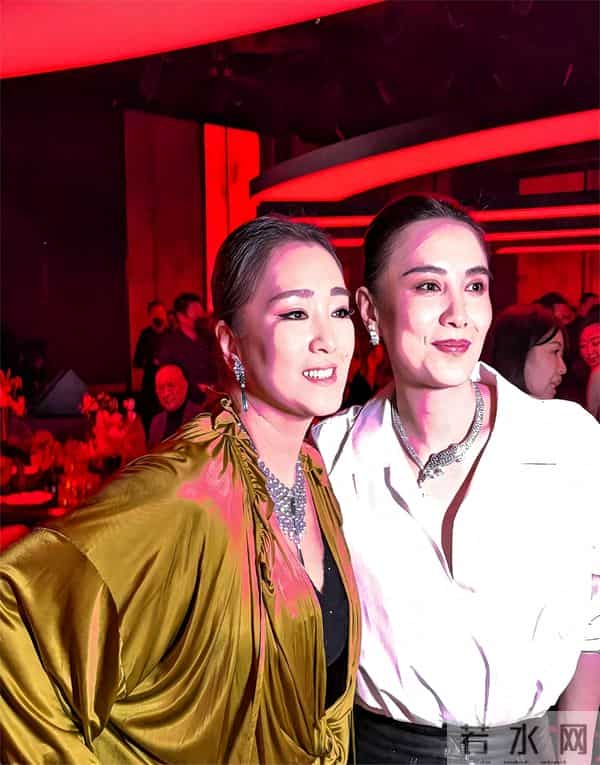 巩俐一头银发现身晚宴！从容老去拒绝修饰，真实状态最美！