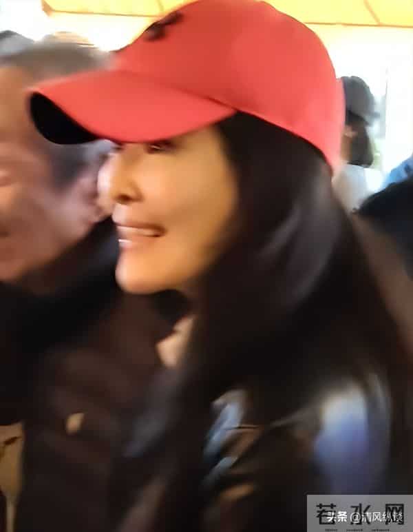 79岁王奎荣弯腰驼背, 小37岁娇妻罕见露脸, 一个动作暴露两人的感情