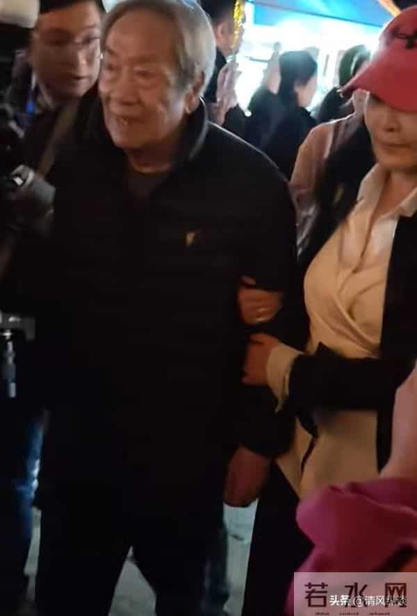 79岁王奎荣弯腰驼背, 小37岁娇妻罕见露脸, 一个动作暴露两人的感情