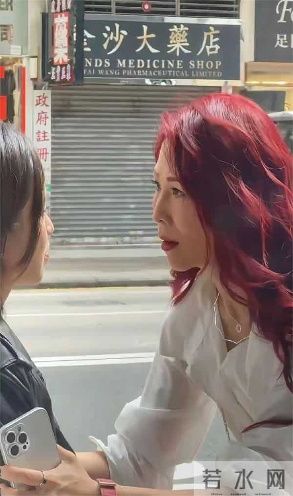 52岁的蔡少芬真实容貌：老气横秋，染红色头发也遮不住头上的白发