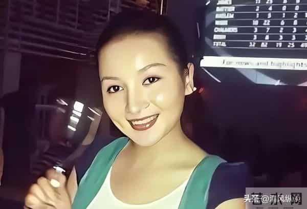 79岁王奎荣弯腰驼背, 小37岁娇妻罕见露脸, 一个动作暴露两人的感情