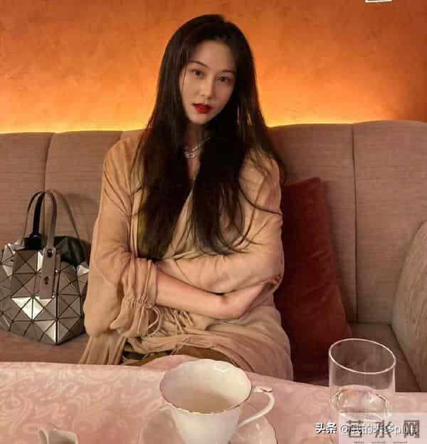 张馨予陪妈妈喝下午茶，何捷岳母戴3万项链很优雅，一家子高颜值