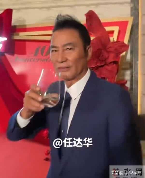 霍汶希曝英皇负债仍坚挺的真相：杨受成像爸爸，艺人全都是一家人