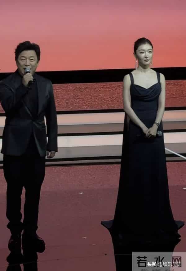 今晚的周冬雨太美了，大光明配蓝色拖尾吊带裙 端庄典雅 自信又迷人