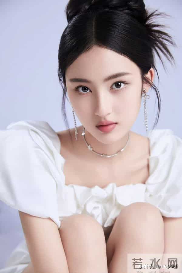 美人胚子 张婉儿 且自带仙气的 妈生脸 精致五官如小巧琼鼻 标志性梨涡