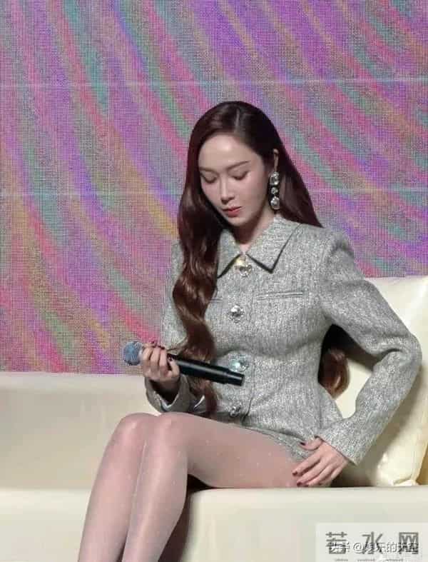 韩国女星郑秀妍亮相国内,丝袜美腿十分吸睛,难怪被叫人间香奈儿