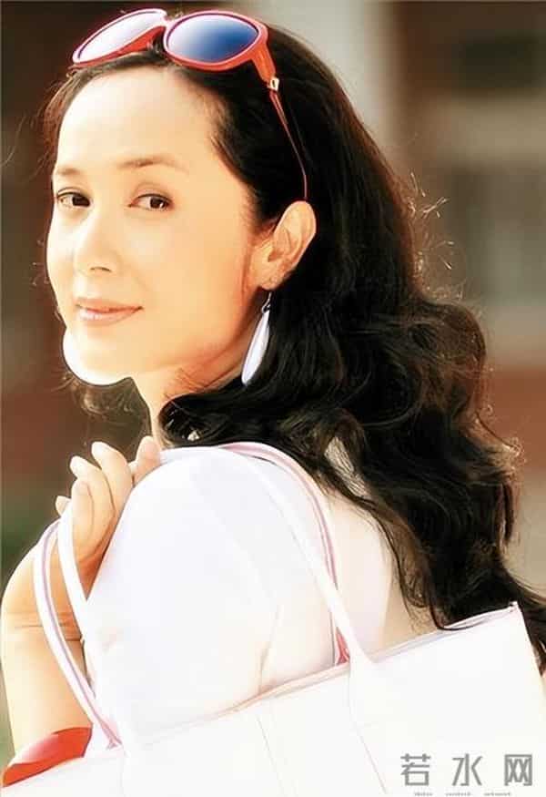 59岁蒋雯丽现状让人心酸：定居英国，又瘦又老，一代女神也落寞了