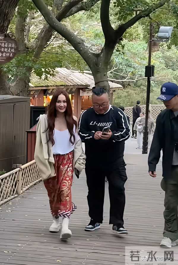 59岁温碧霞现身普陀山,医美脸又硬又僵,穿低胸吊带露半个胳膊