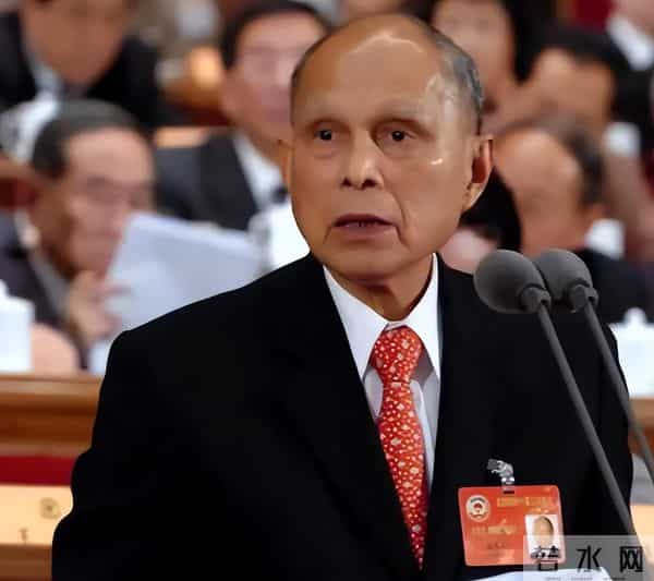 霍家三代体育情：79 岁霍震霆拓电竞新局，豪门担当引圈震撼