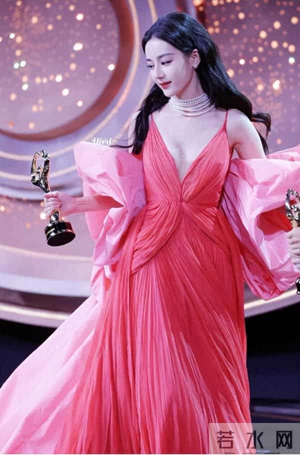 钱再多有什么用？33岁迪丽热巴的现状，给所有年轻女性提了个醒