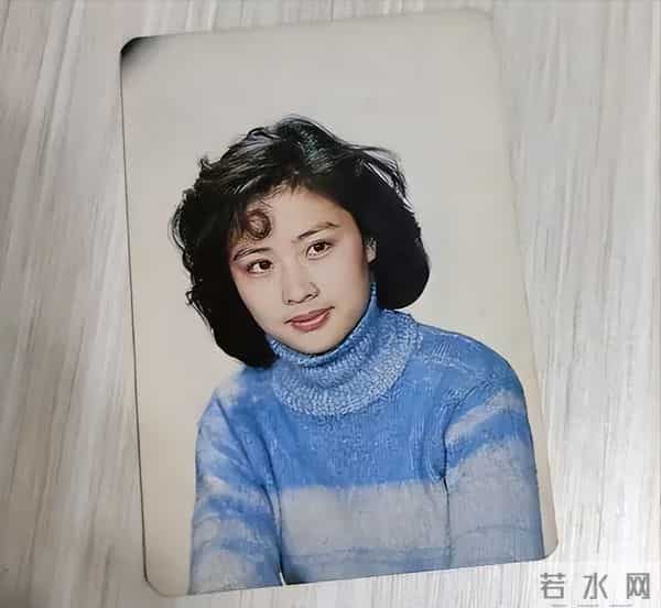 她一嫁演员祝延平,再嫁杜淳老爸杜志国,如今却与儿子相依为命