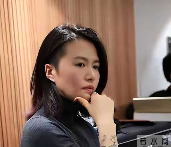 陈亦飞娶小3岁谭维维，靠她赚钱养家，46岁儿女双全，他到底凭啥