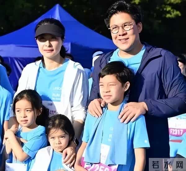 霍家三代体育情：79 岁霍震霆拓电竞新局，豪门担当引圈震撼