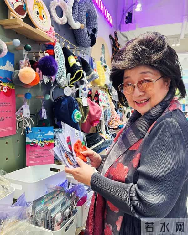 76岁香港著名女歌手的近况曝光，真的好久没见她露面