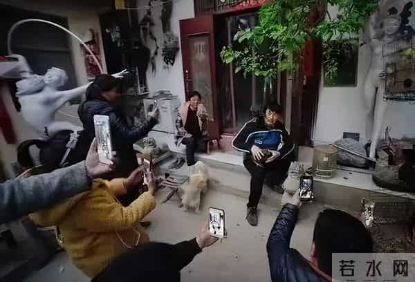 钱再多有什么用?56岁大衣哥真实现状,撕开了草根网红的现实困境