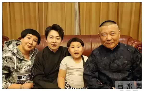 郭德纲小儿子胖到没脖子,和妈妈一个模子,10岁戴耳钉看着不好惹