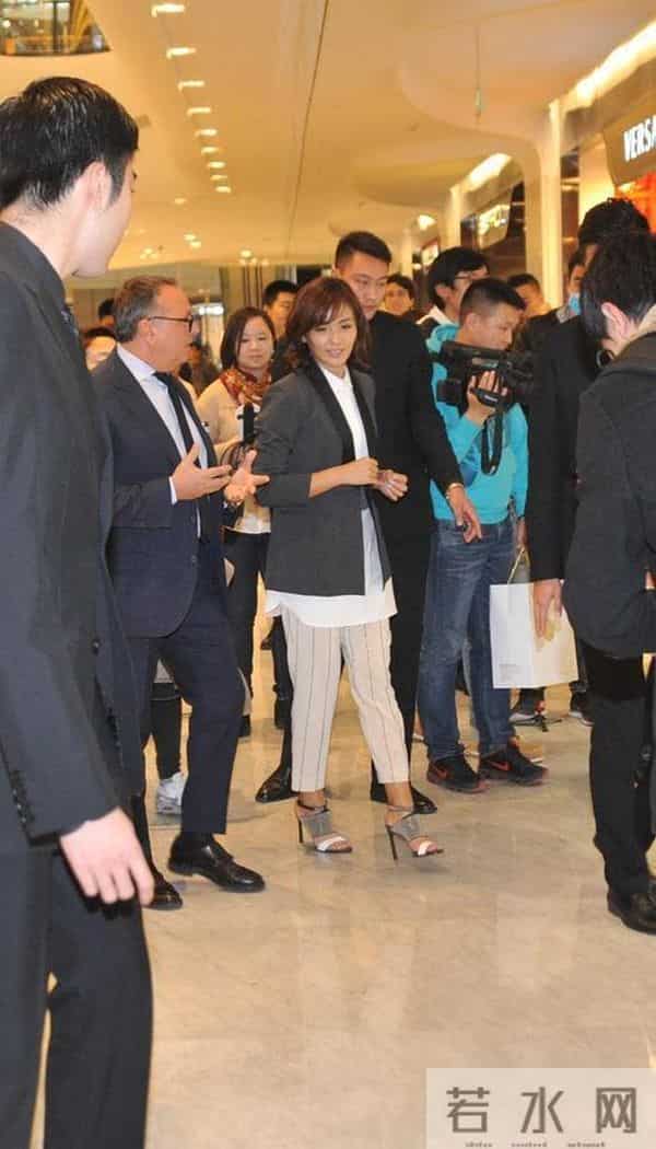 47岁刘涛被路人偶遇，真实的状态曝光，没有大家说的那么漂亮