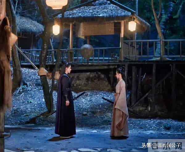 看到郭宇欣跑龙套旧照,站杨紫身边一点不输,才知啥叫小红靠捧