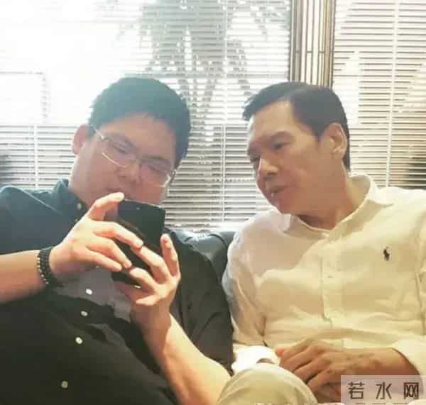 向佑高调亮相南昌酒吧,搂着女友烟酒不离手!向太的评价太准确了