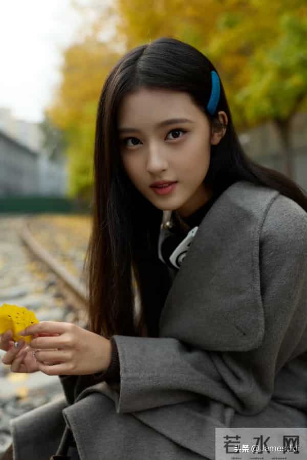 美人胚子 张婉儿 且自带仙气的 妈生脸 精致五官如小巧琼鼻 标志性梨涡