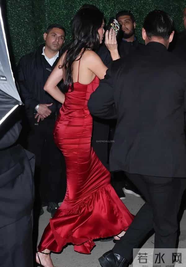 肯豆一袭红裙现身母亲生日宴,简直是把现场变成了个人时尚大秀!