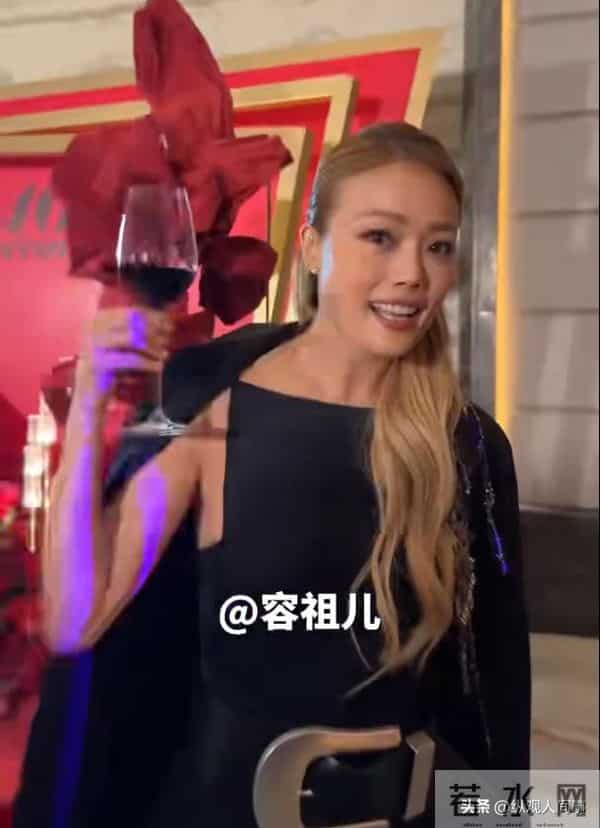 霍汶希曝英皇负债仍坚挺的真相：杨受成像爸爸，艺人全都是一家人