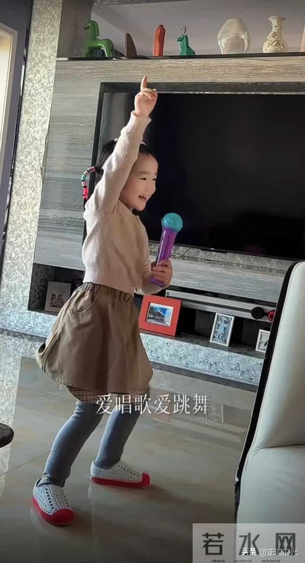 海哈金喜和李亚鹏离婚后 3岁女儿首出镜 情绪低落 长大想成为舞蹈家