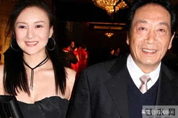 79岁王奎荣弯腰驼背, 小37岁娇妻罕见露脸, 一个动作暴露两人的感情