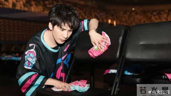 大张伟在欧洲遭砸车盗窃，以为节目组整蛊；调监控要花约4.1万元，当地警察称“逛街就拿着箱子逛”