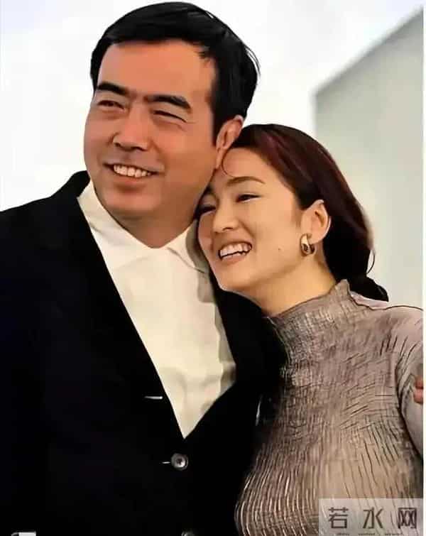 天呐!巩俐这身材太惊艳了,胸围几乎到肚脐,状态却依旧十分亮眼