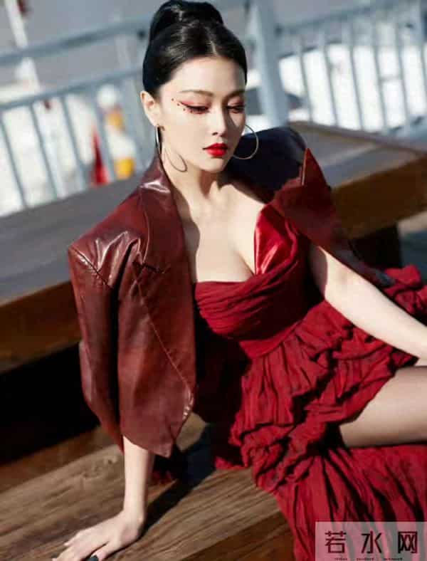 张馨予——烈焰红唇,火辣身材,性感黑丝