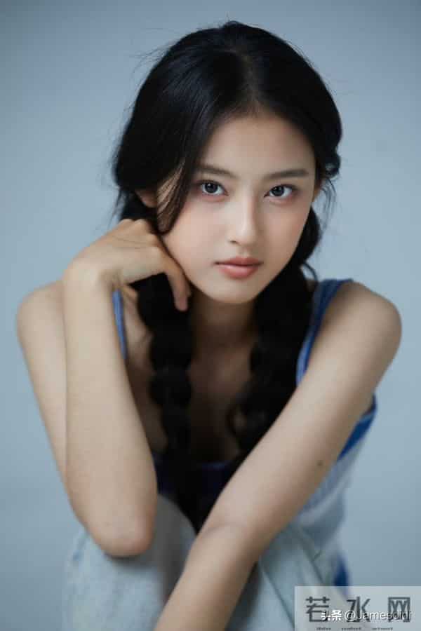 美人胚子 张婉儿 且自带仙气的 妈生脸 精致五官如小巧琼鼻 标志性梨涡