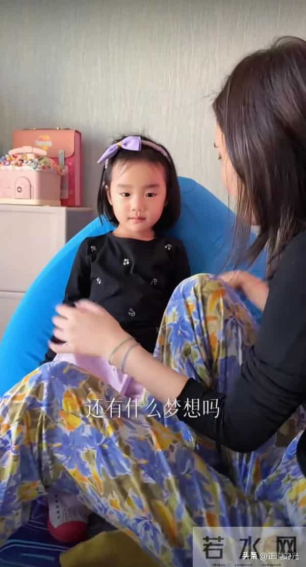 海哈金喜和李亚鹏离婚后 3岁女儿首出镜 情绪低落 长大想成为舞蹈家